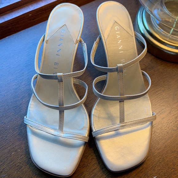 Gianni Bini champagne strappy, backless sandals 3” wooden heel pump size 6 1/2. - Picture 2 of 7